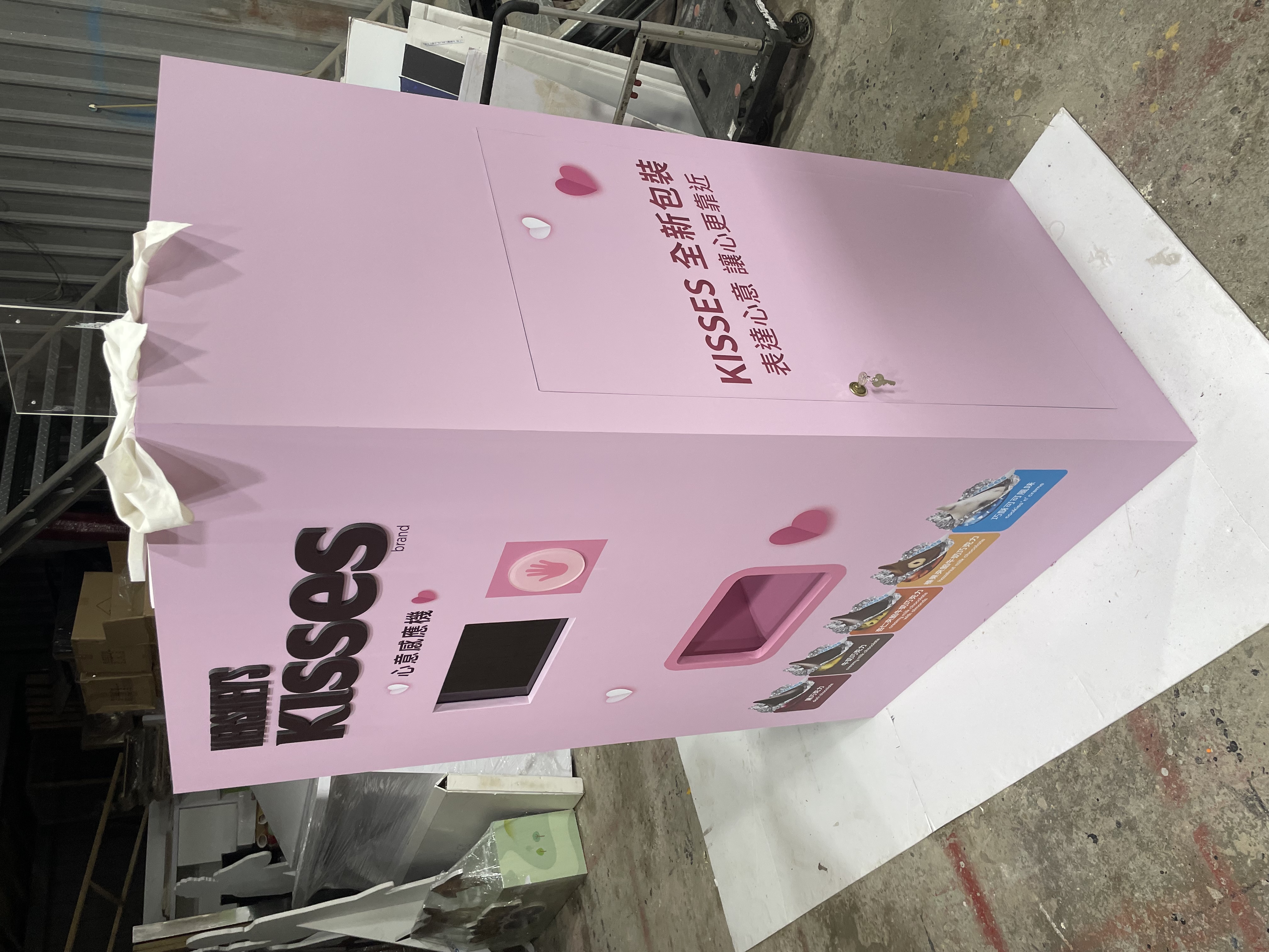 KISSES 心意感應機：感應互動完成後由指定軌道送出巧克力